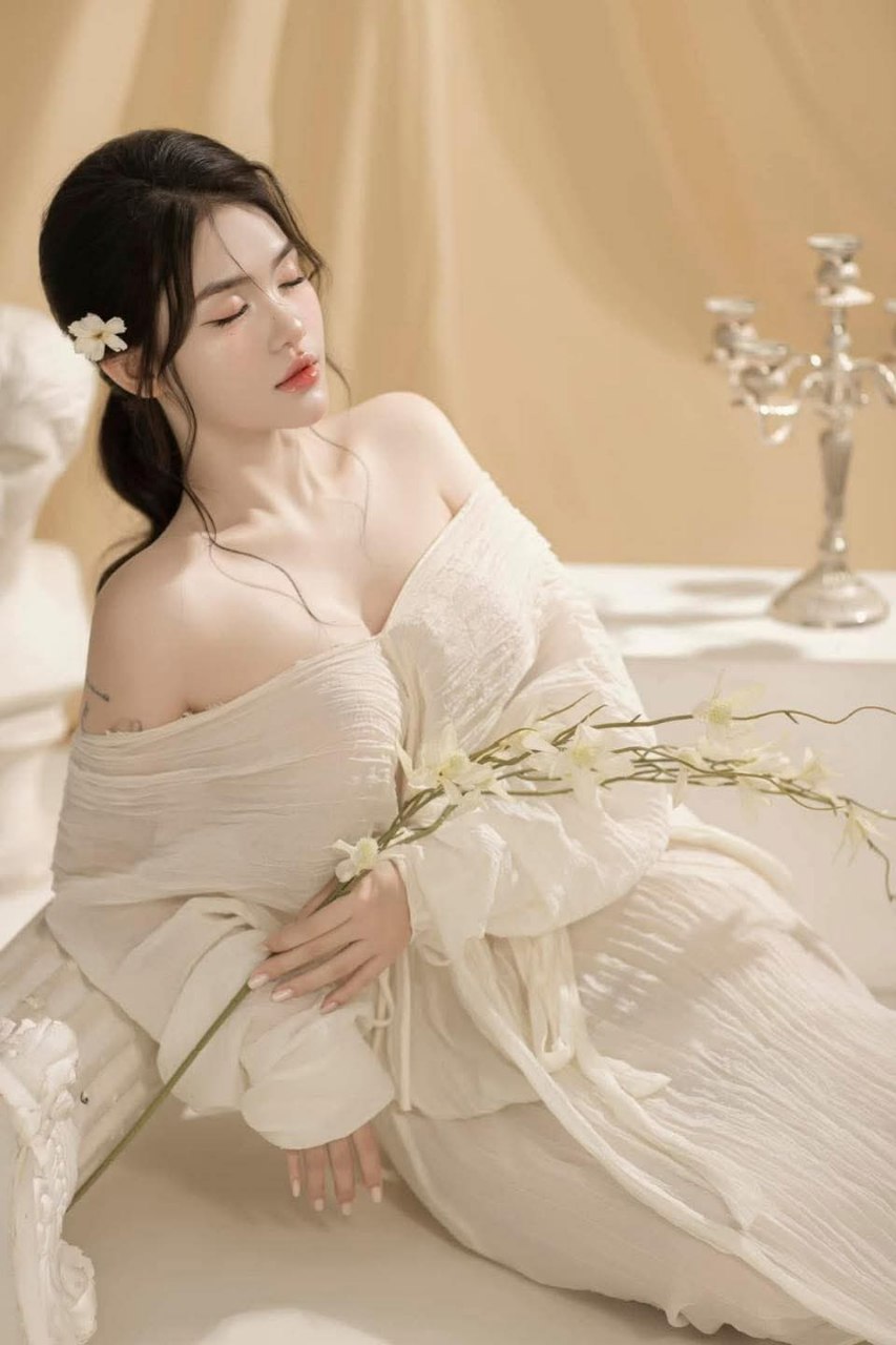 Chuyện lúc nữa đêm với 2 cô chị kế tuyệt cmn vời